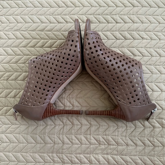 Tahari lattice work heel with stacked heel (3 3/4-4”), in tan, back zip, size 9 - Picture 4 of 10